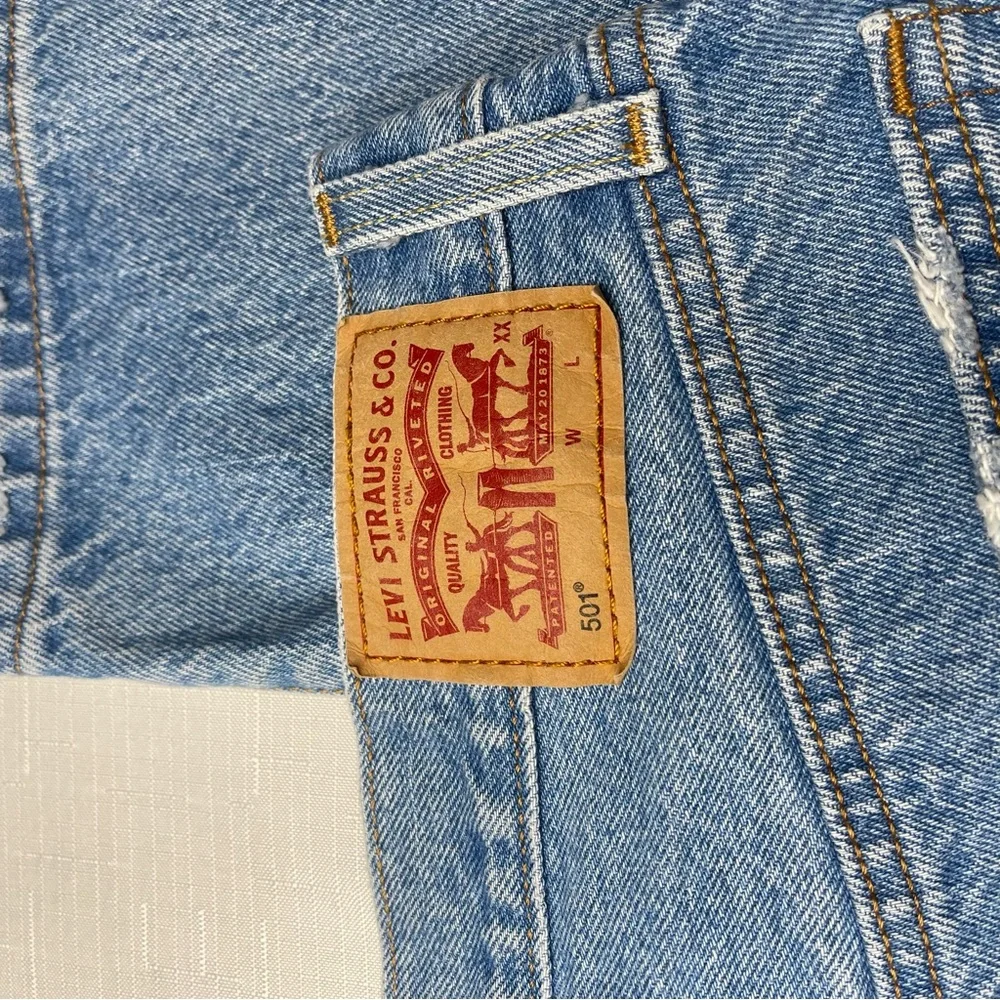 Levi's‎ womens button fly Light Blue Distressed Relaxed Jeans 28 x 26